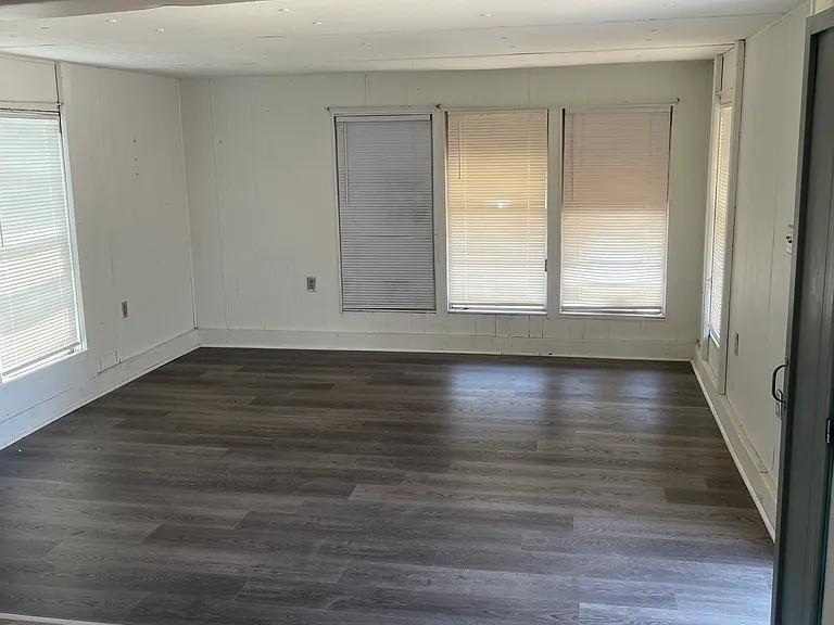 3302 Lake Dr — Photo 3