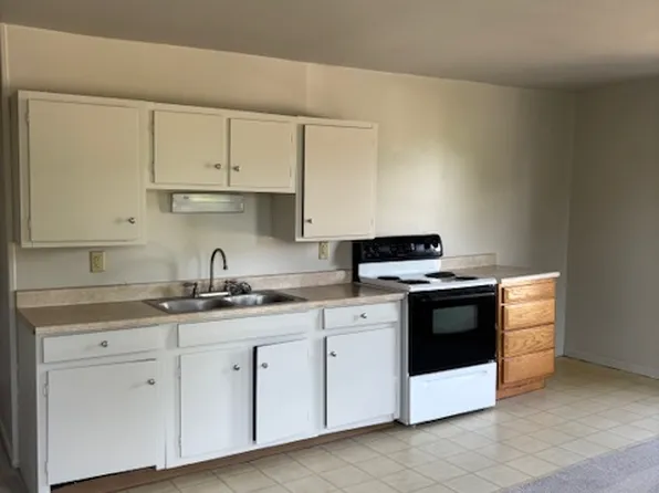 194 Main St SW #B, Brewster, OH 44613