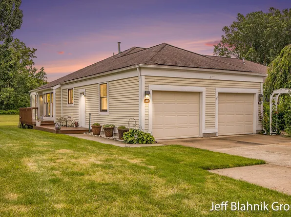 318 Rolling Greene Dr NW, Grand Rapids, MI 49534