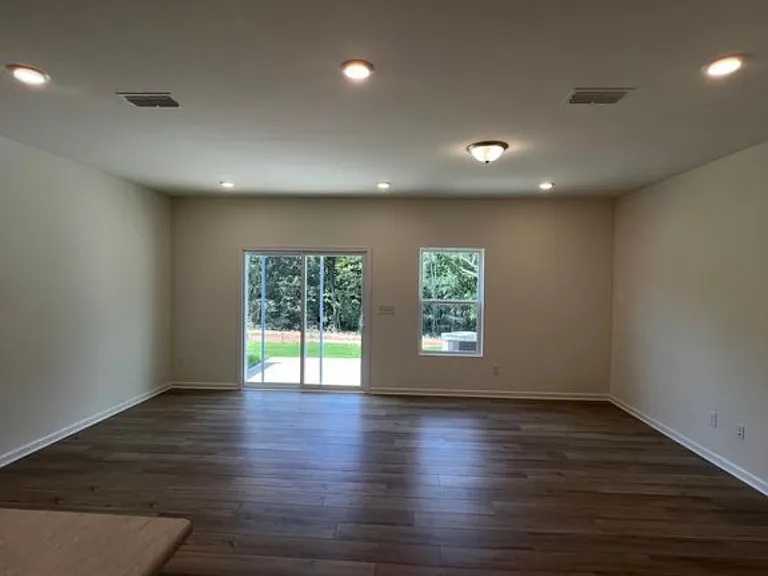 2725 Aubrey St — Photo 10