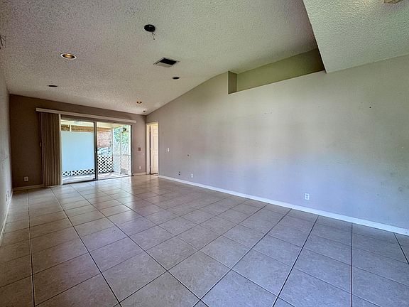 4th image of 4989 SW 32nd Terrace