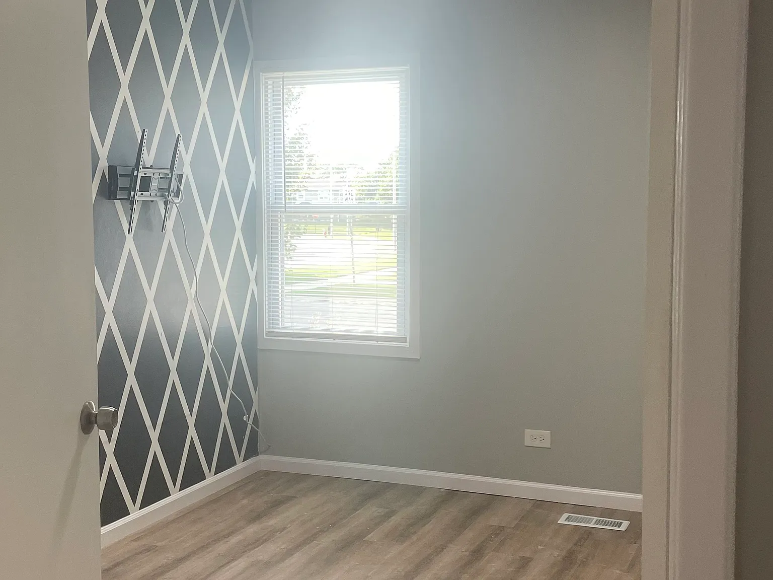3 bed, 1000 sqft, $2,300 — Photo 3