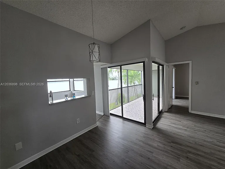 1024 S Independence Dr #1024E — Photo 2
