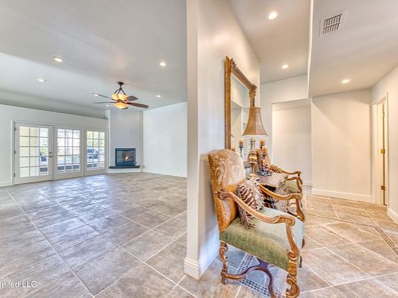 5th image of 409 Caribe Pl S