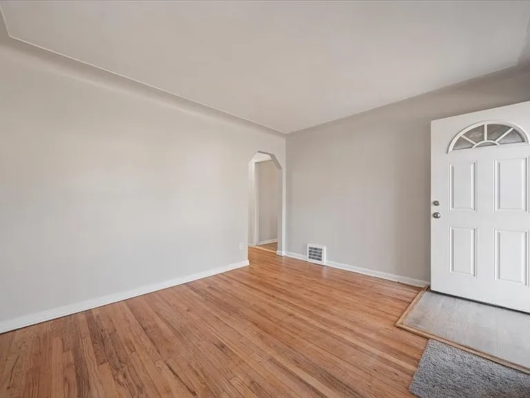 18627 Justine St — Photo 5