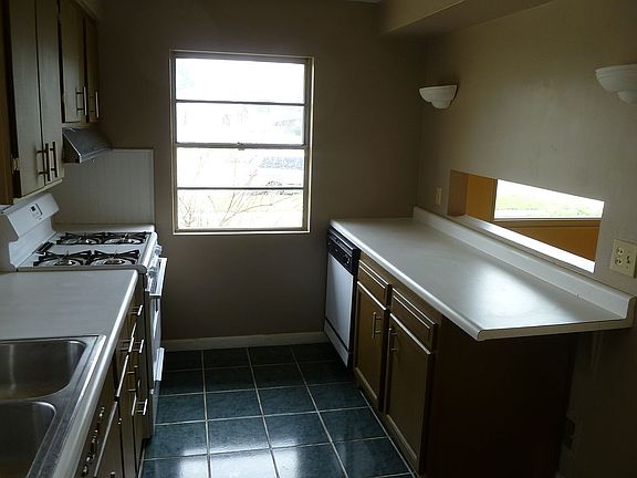5th image of 525 Parkovash Ave