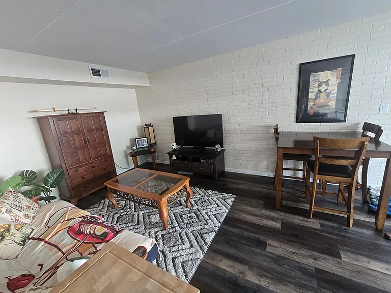 409 W Elm St — Photo 8