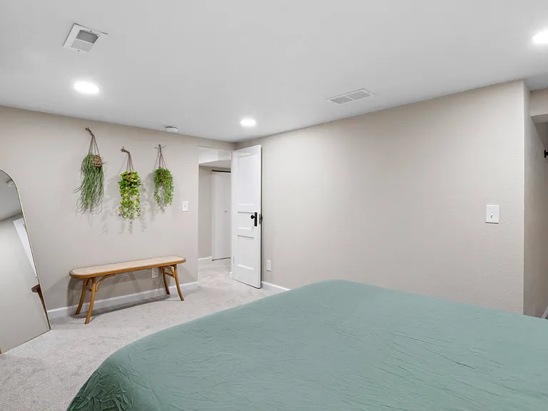 135 S Hooker St — Photo 14