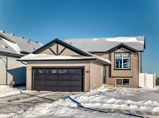 668 S Robinson Ave, Penhold, AB T0M 1R0