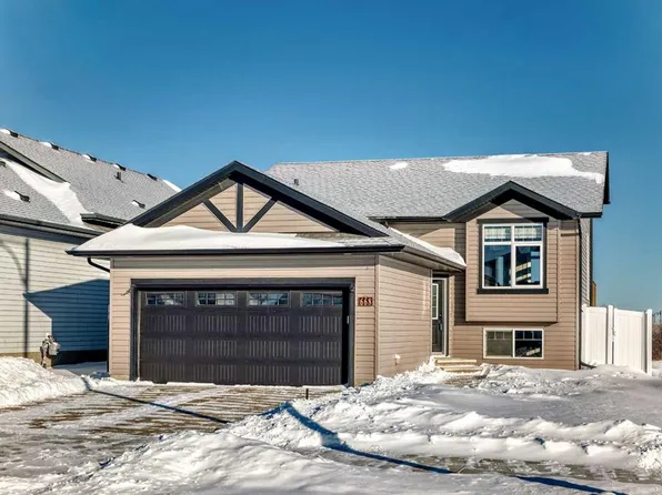 668 S Robinson Ave, Penhold, AB T0M 1R0