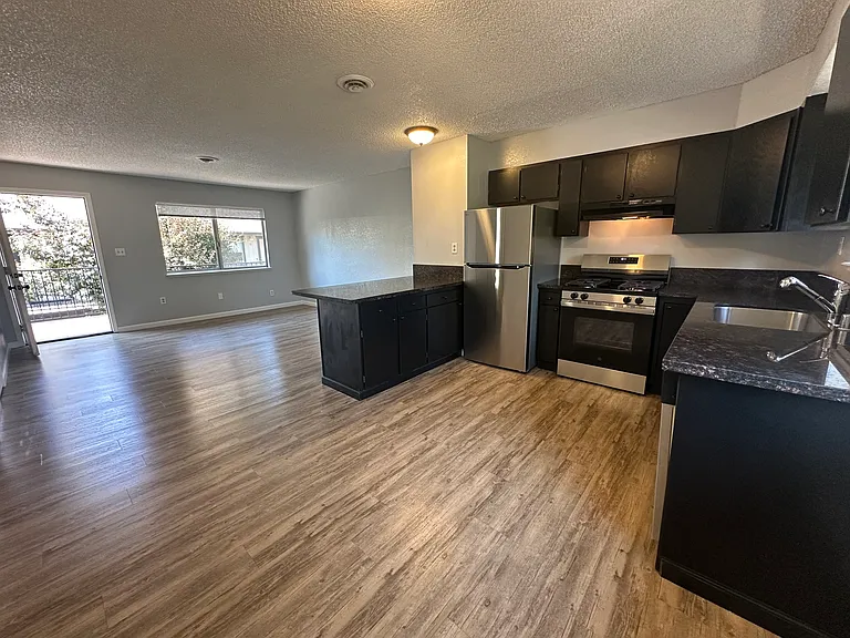 350 Pleasant St #7 — Photo 6