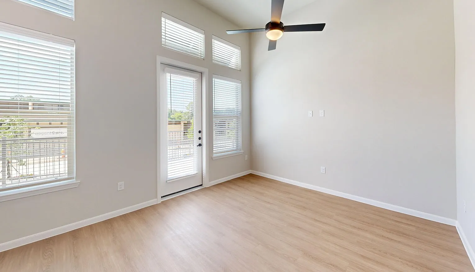 1 bed, 1.0 bath, 725 sqft, $1,410 — Photo 2