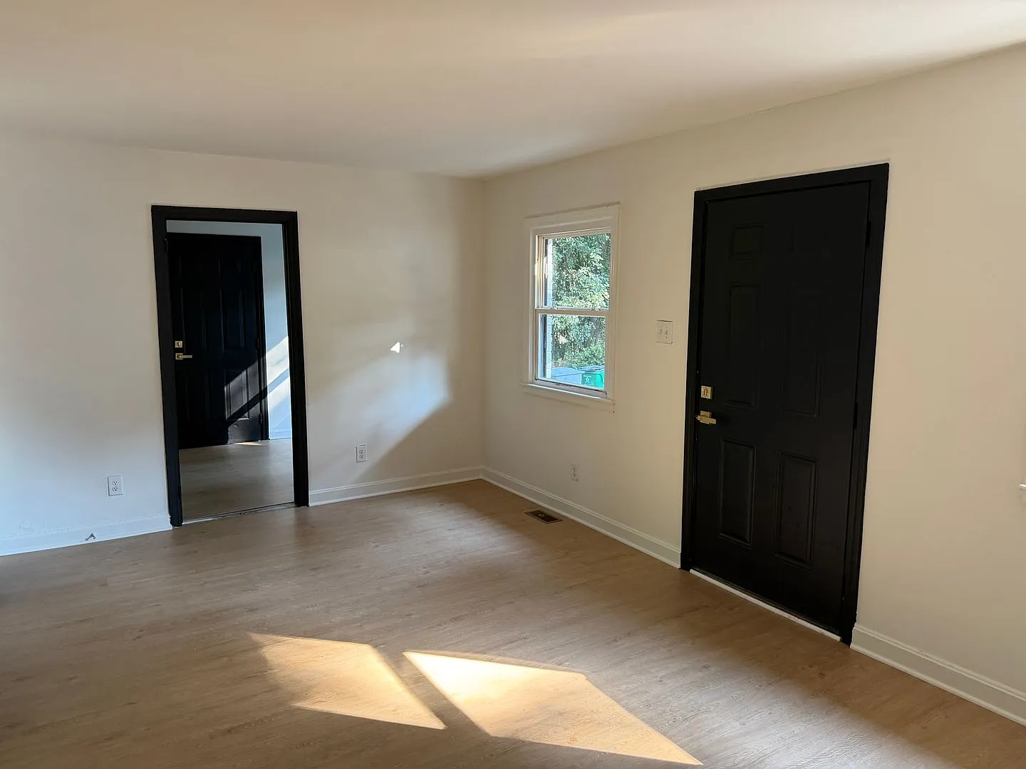 Cute 2 Bedroom Duplex in Enderly Park!! — Photo 2
