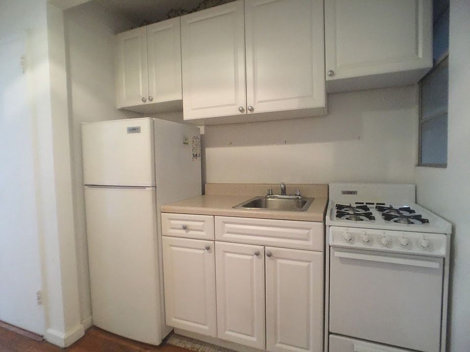 2nd image of 215 E 89th St APT 1D