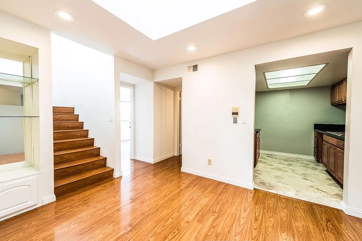 Building Photo - 818 N Monterey St #19