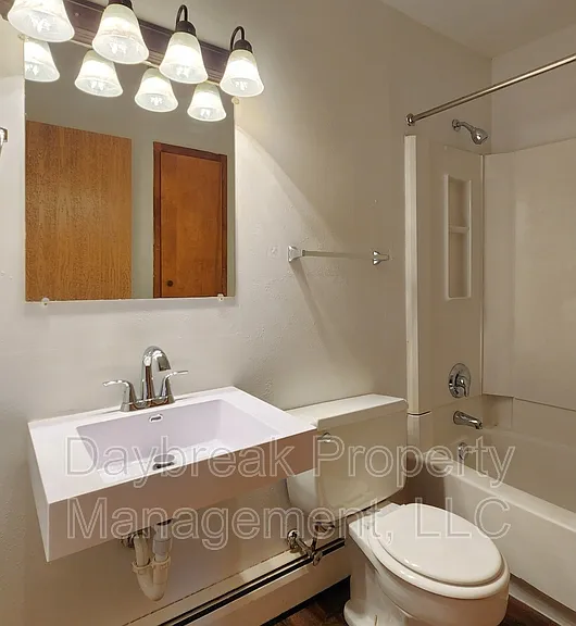915 7th Ave N #15 — Photo 1