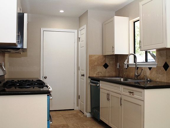 5th image of 11925 Rosethorn Dr