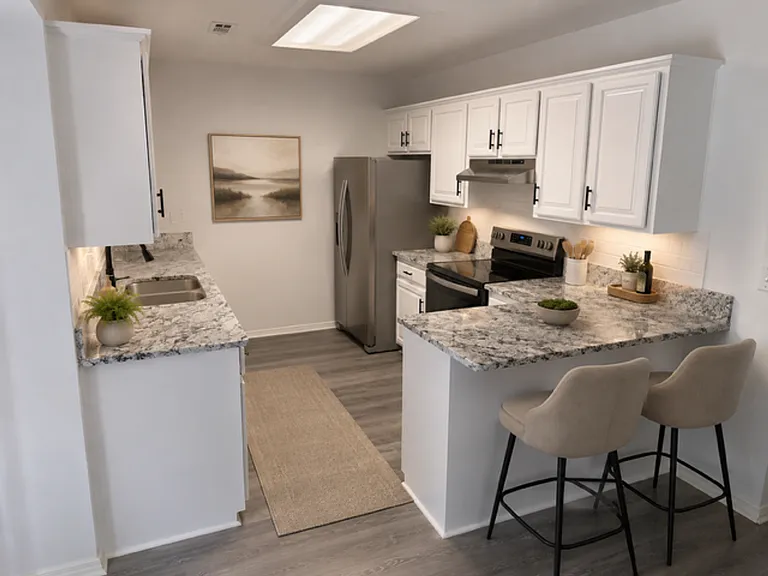 404 E Malinda Dr — Photo 2