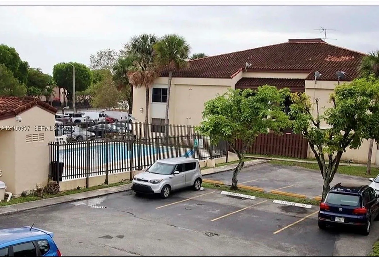 West Gardens Village Cond — Photo 4