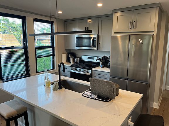 4th image of 1101 W Cornelia Ave #3