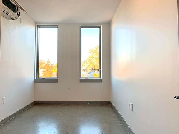 5th image of 418 Tompkins Ave #4R