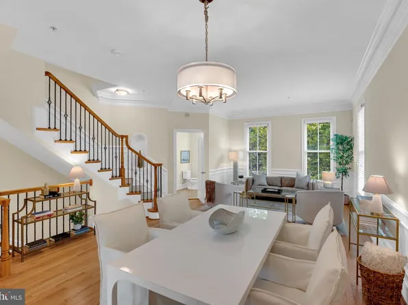 1722 Potomac Greens Dr, Alexandria, VA 22314