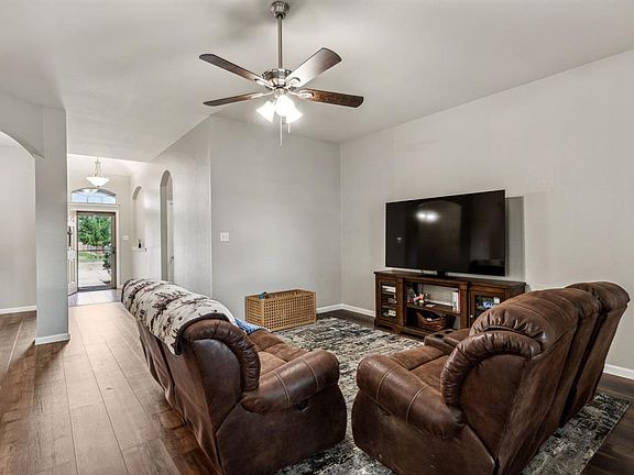 5th image of 608 Mallard Dr