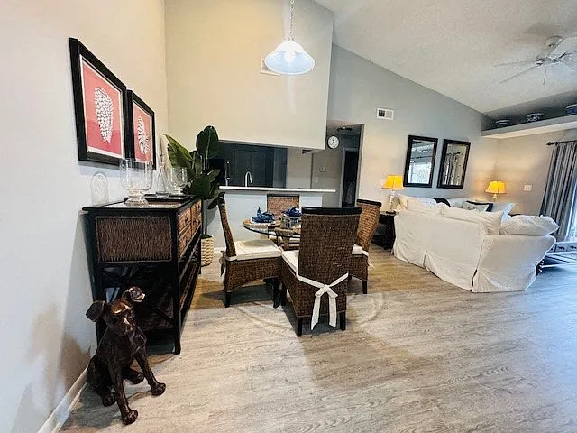 Country Club Lakes Apartments — Photo 17