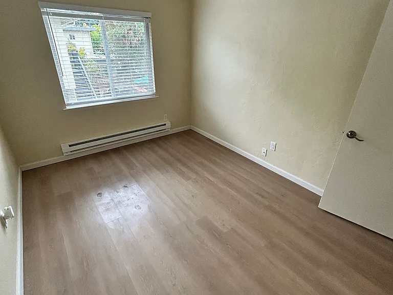 582 Mariposa Ave #5 — Photo 14