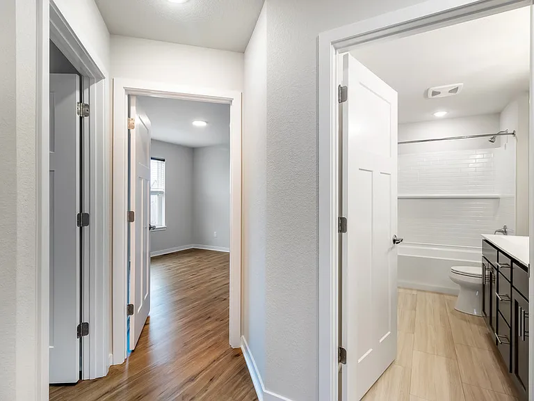 670 Lambert Dr — Photo 21