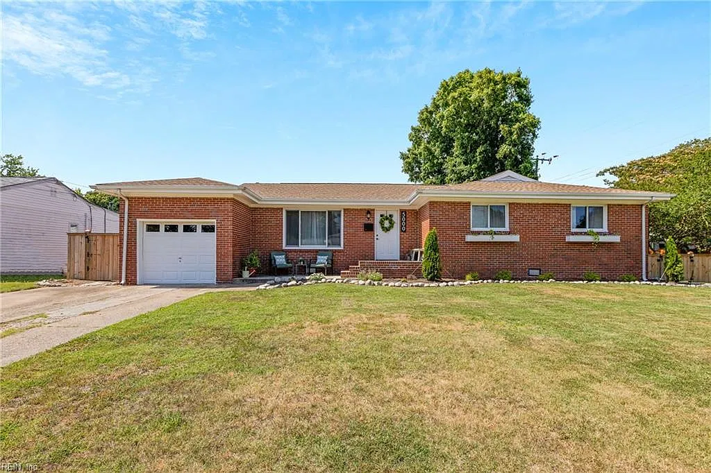 4 bed, 1.5 bath, 1316 sqft, $2,600 — Photo 1