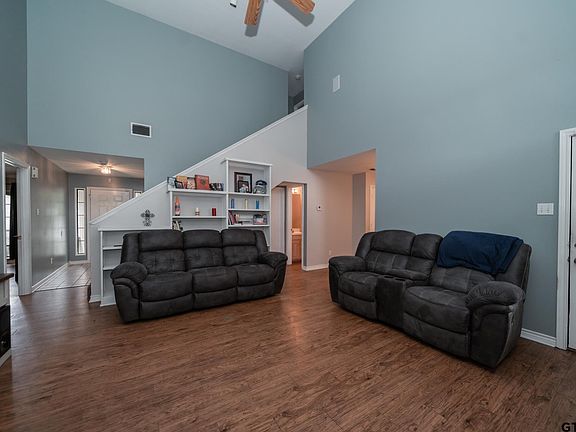 3rd image of 213 Woodcreek Dr