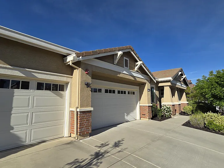 953 Kennedy Dr — Photo 2