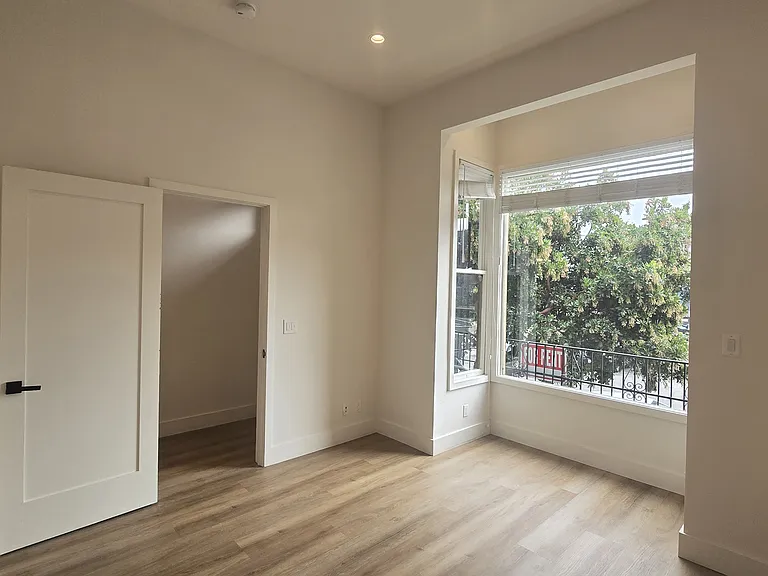 1649 La Salle Ave #1649 — Photo 19