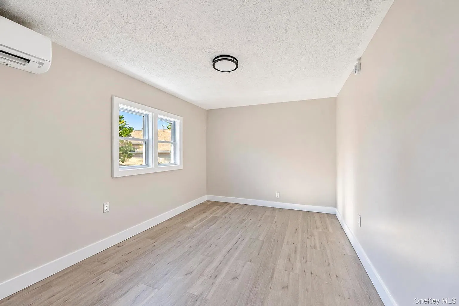 3 bed, 1.0 bath, 2000 sqft, $3,000 — Photo 3