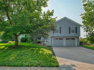 1601 NE Stonewood Dr, Lees Summit, MO 64086