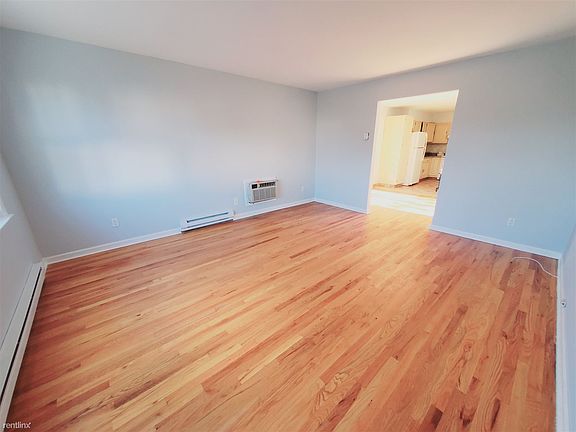 3rd image of 9 Algonquin Ave