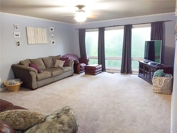 4th image of 8 Arnold Ln