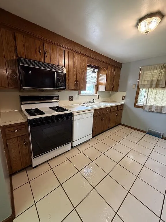 994 N. Lincoln Avenue — Photo 4