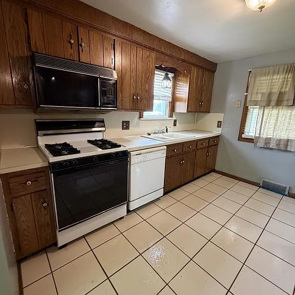 994 N Lincoln Ave — Photo 4