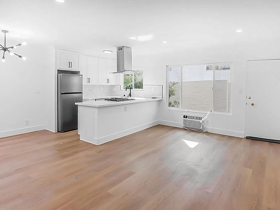 4th image of 1338 S Carmelina Ave APT 5