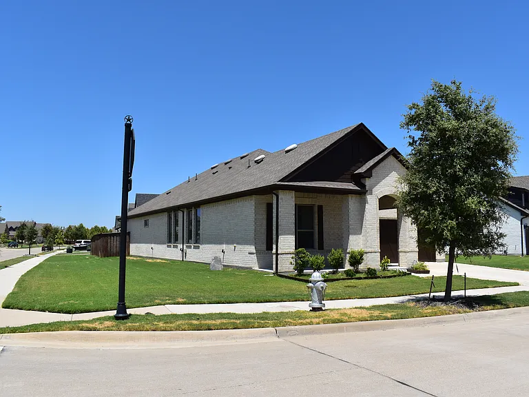 2900 Bluff Creek Dr — Photo 2