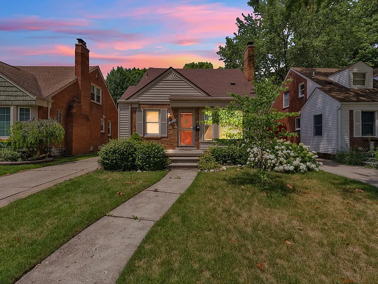 3020 Syracuse St — Photo 2
