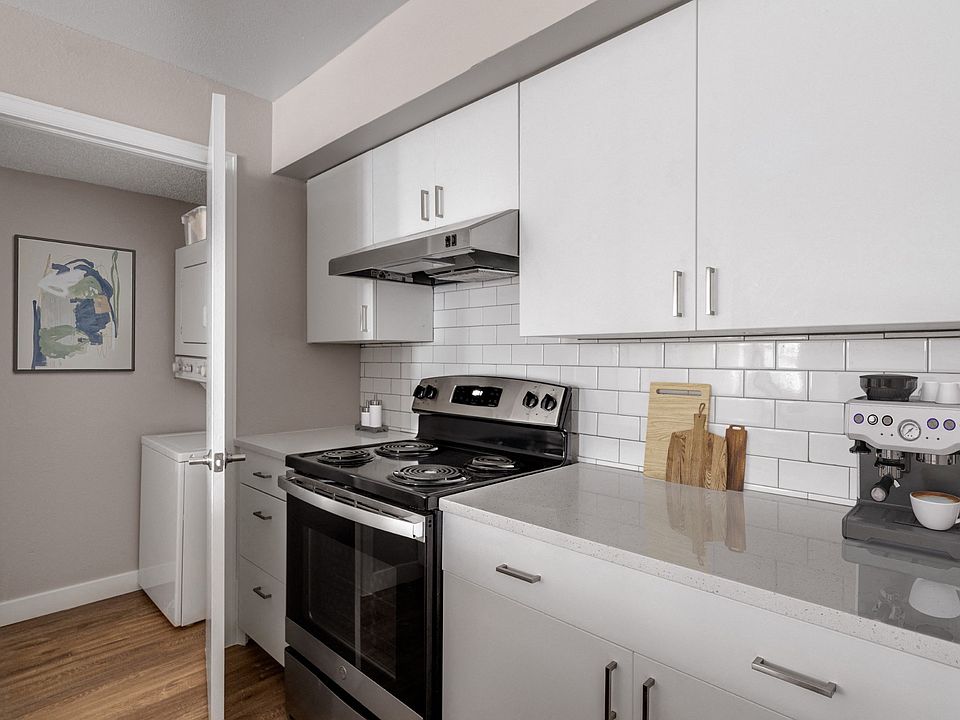 Stainless steel appliances at Arcadia Apartment Homes in Centennial, CO