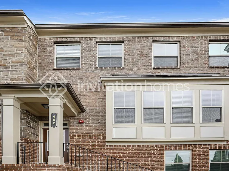 402 Montclair Ct — Photo 1