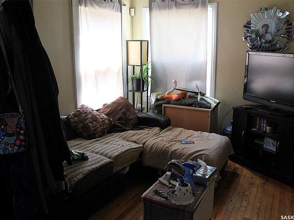 3rd image of 804 F AVENUE N