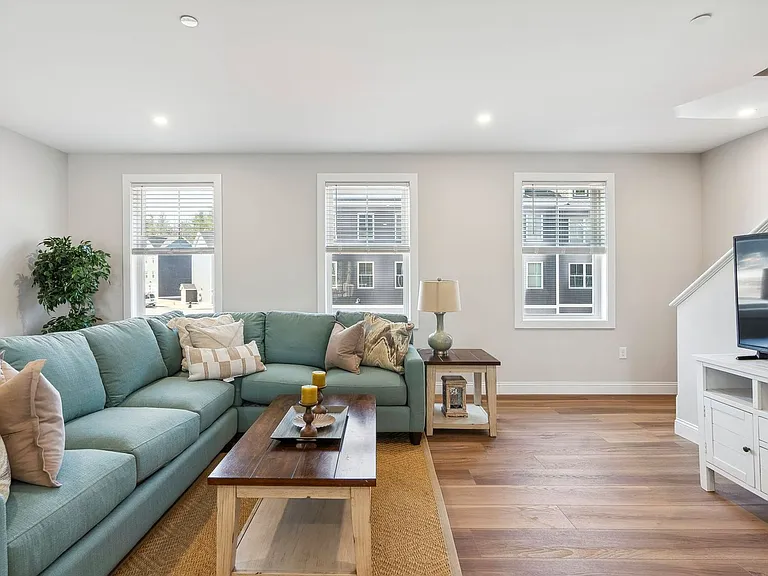 Bayberry Commons- 3 Bedroom 2.5 Bath Townhomes with 2 Car Garage — Photo 14