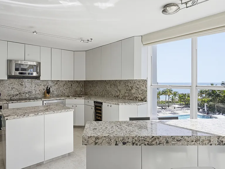 613 Ocean Dr #5D — Photo 4