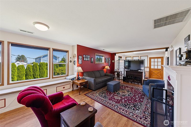 3rd image of 3704 Commercial Avenue