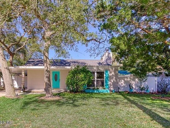 Beach house on quiet street and great neighbors